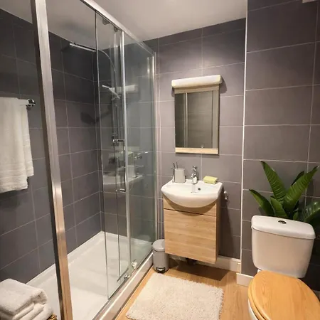 Cozy In 2 Min Walk Parking *