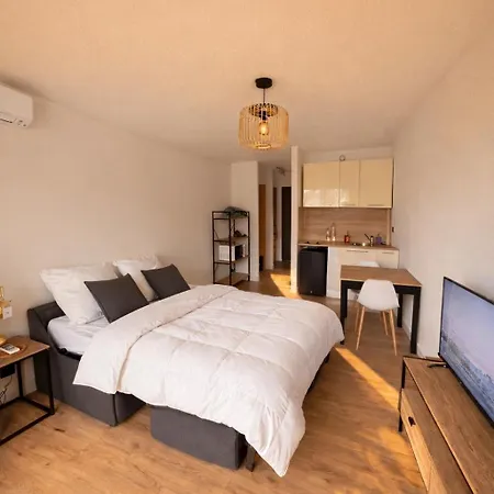 Cozy In 2 Min Walk Parking