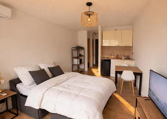 Cozy In 2 Min Walk Parking